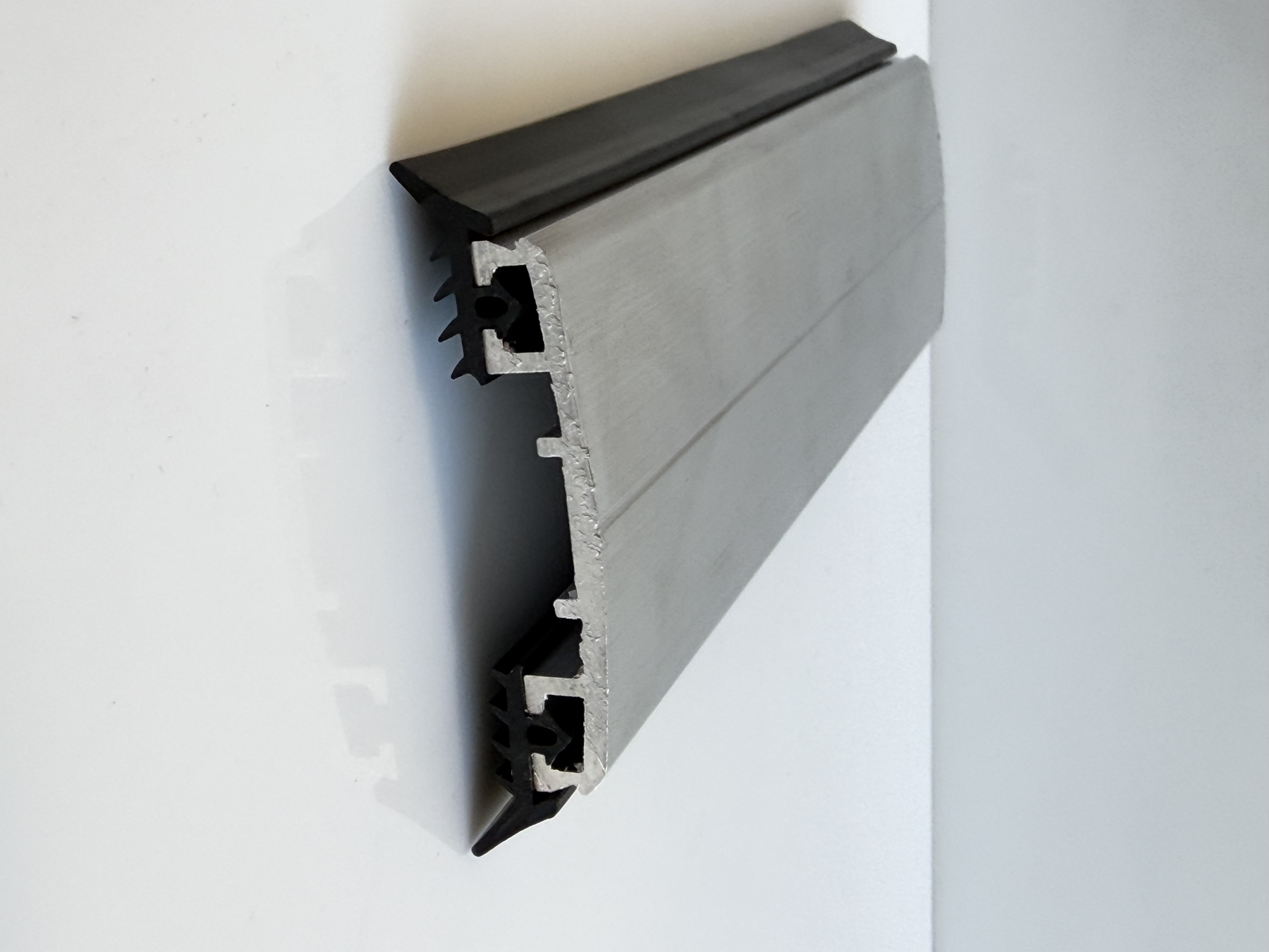 Befűzött alumínium leszorító profil